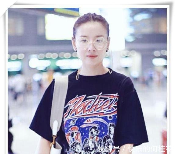 董洁也太瘦了，这么窄的裙子都能硬塞进去，但大腿间距宽得好尴尬