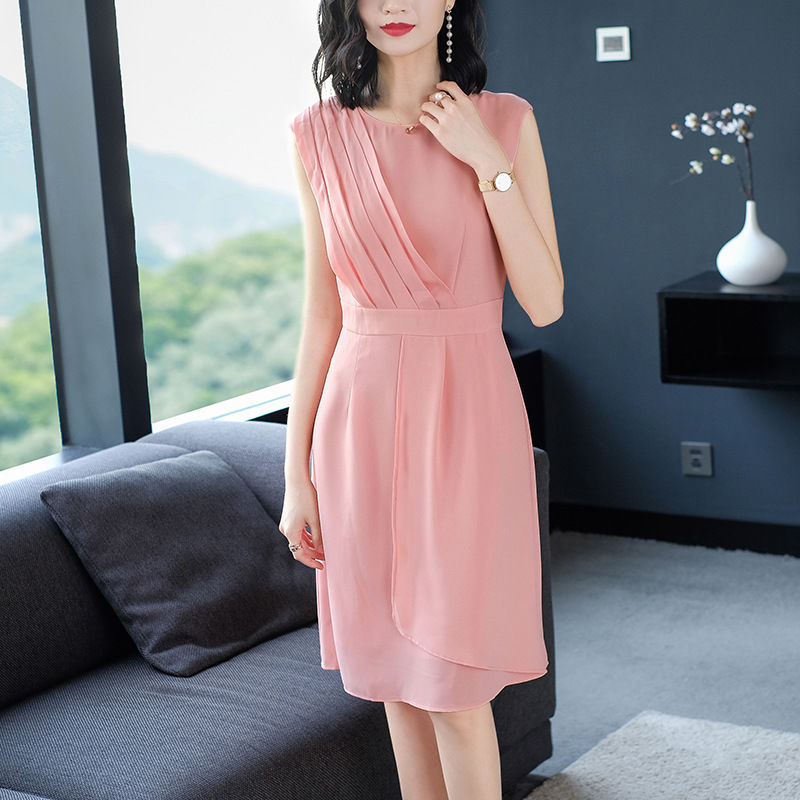 这款包臀裙真是“擦枪走火”，让人忍不住盯着看，好身材一览无余