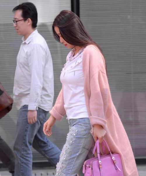  美女■街拍：一貌倾城的美女，一条白色的吊带连衣裙，青春靓丽气质美