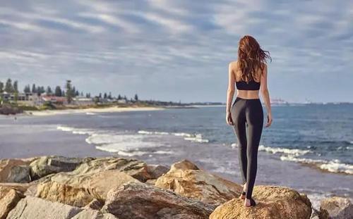 舒适又修身的打底裤，完美迎合美女的曲线身材！