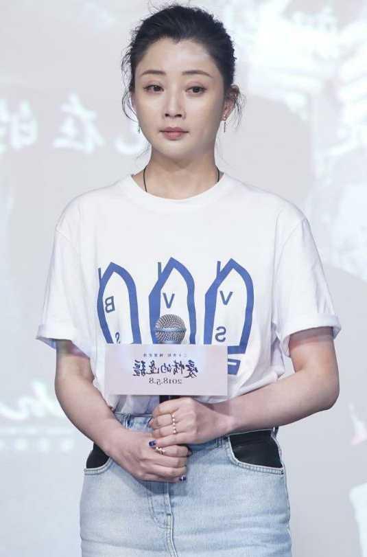 殷桃真会穿，裙子套裙子，网友：第一次见这么穿的，你见过几次呢