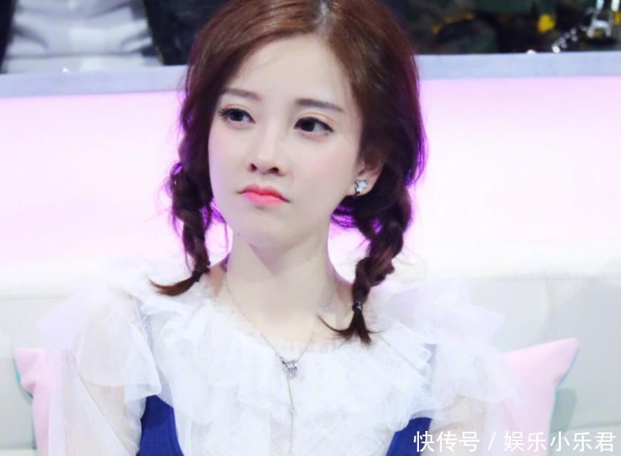 冯提莫短裤太紧，都勒出害羞的“三角区”了，网友：我想歪了