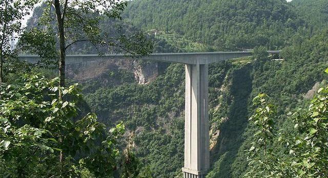 湖北建的这座世界级大桥，总投资1亿，4根地桩深达45米！