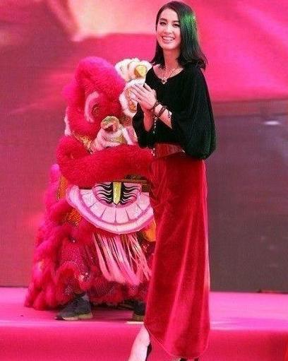 黄圣依脚蹬30厘米驴蹄鞋，裙子开叉到腿根，网友：站姿好憋屈