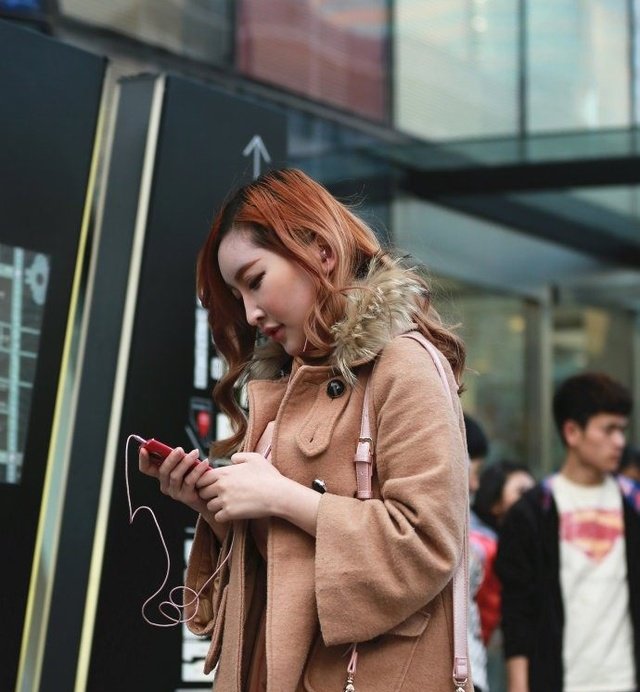 街拍桂林这边最养眼的风景莫过于长腿美女了！各种新潮服饰,露脐