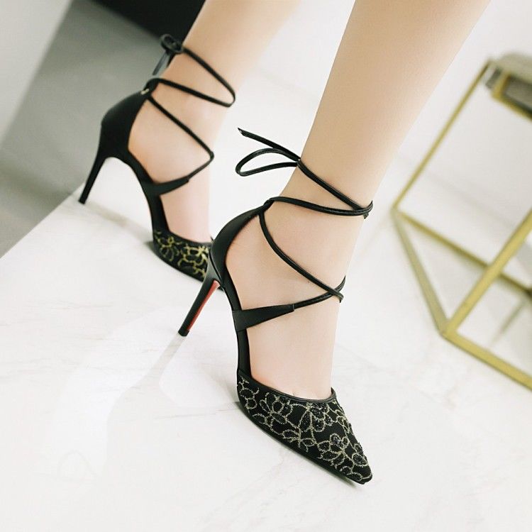 纤细脚踝很撩人，穿上绑带凉鞋，拉长双腿，盈盈一握的玉足惹人怜