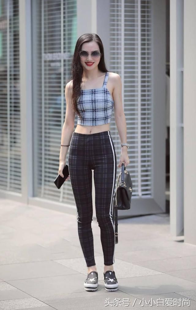 街拍：图七穿牛仔短裤，长腿穿靴子好厉害，真是便宜了旁边小哥！