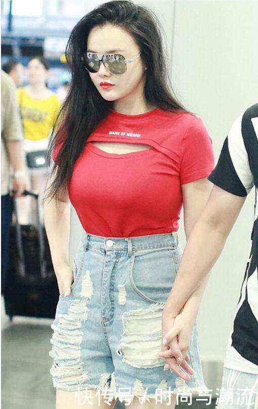 冉莹颖紧身半袖时尚牛仔秀出完美身材, 网友: 邹市明真会娶
