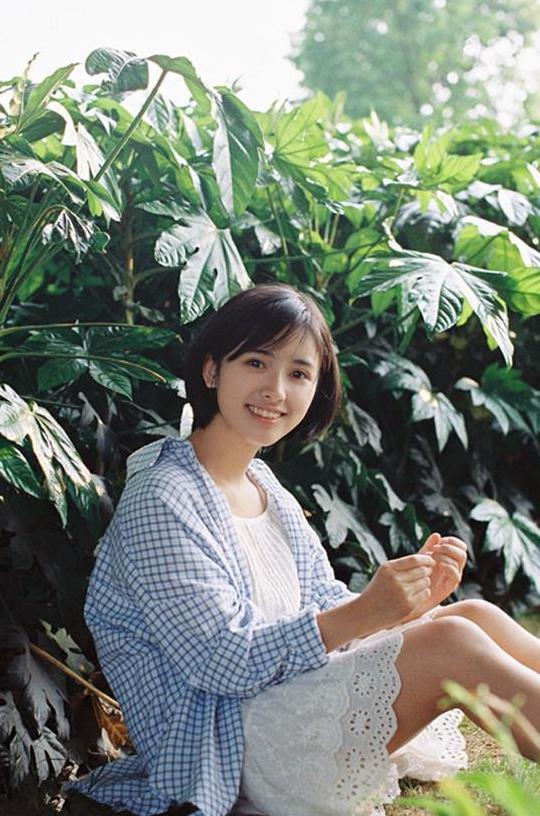 沈月撞上崔雪莉, 穿长裙美似仙女却被肩带出卖, 网友: 没对比就没