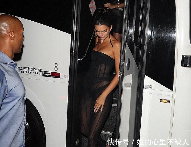 肯达尔詹娜服装薄如蝉翼，用手遮脸拒绝拍摄，肯豆大长腿不是吹的