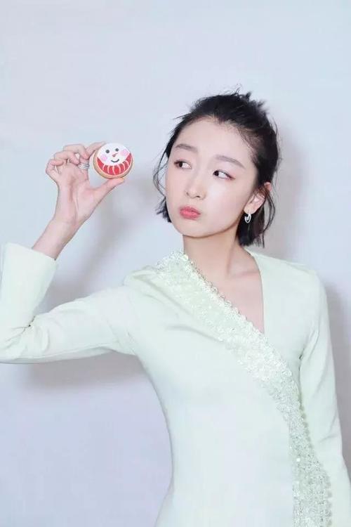 看周冬雨的时尚进阶之路