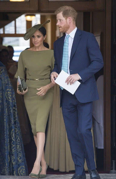 路易王子受洗梅根又成亮点，这次头发没乱，肩膀没露还穿了丝袜！