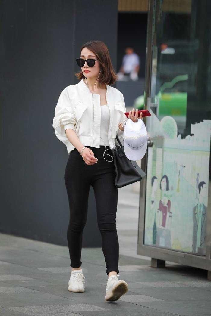 白上衣黑色紧身裤,既酷帅又不失女人味,这种感觉让人欲罢不能!