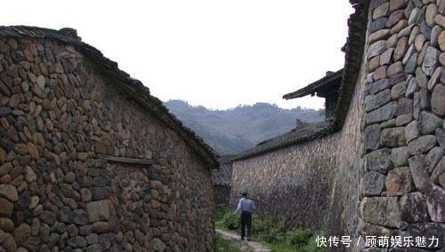 #暗藏#400年前的民宅,竟暗藏地下石室发现百箱金银和百坛好酒!