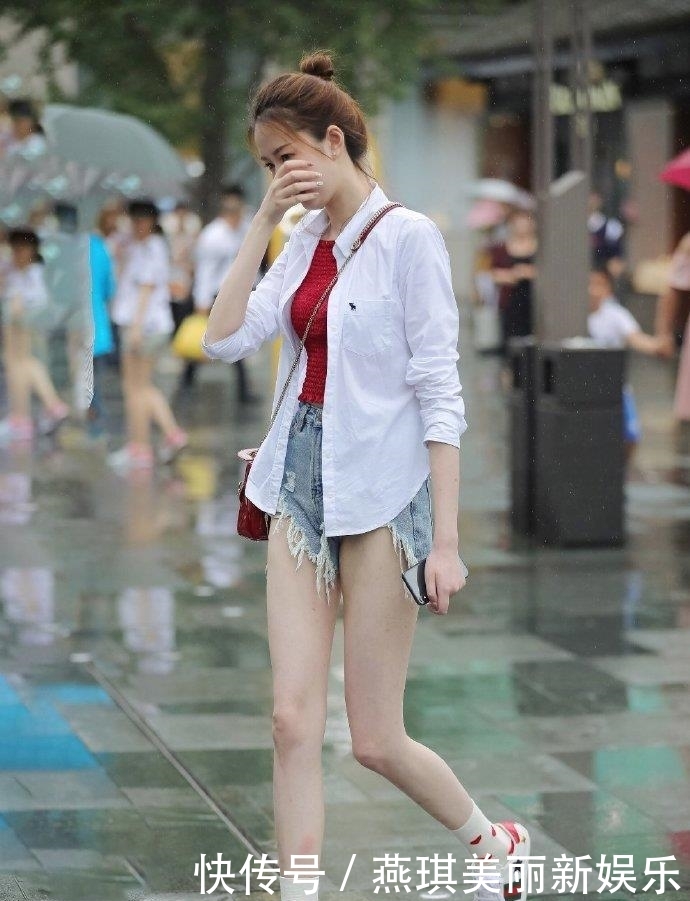 『美腿』街拍:小姐姐白色衬衣搭配牛仔短裤,满屏幕的高挑美腿!惹人爱!