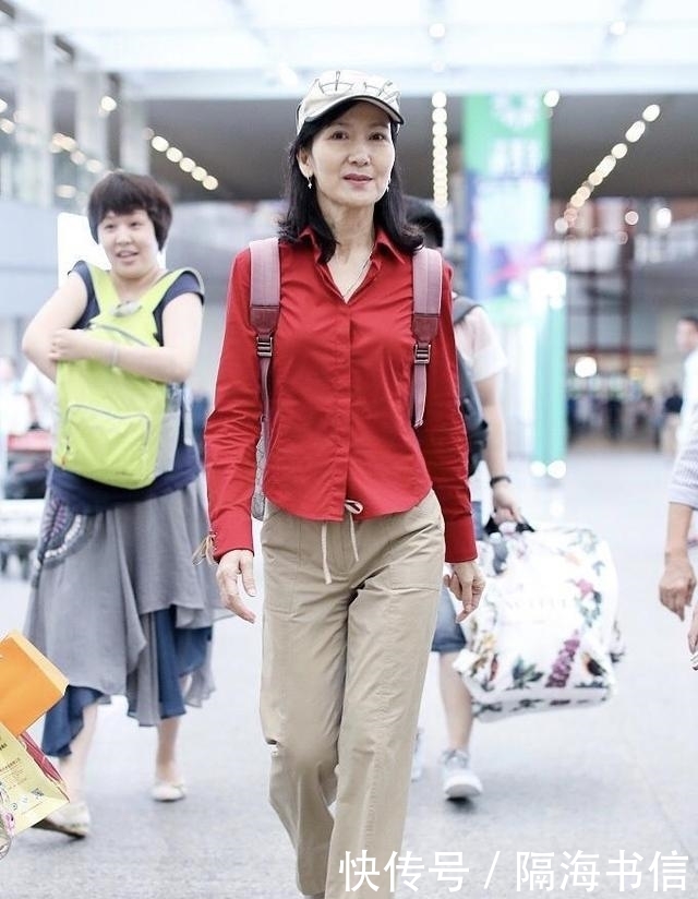 『且陈美琪』《新白娘子传奇》里的小青,穿衬衫配阔腿裤,61岁气质不输赵雅芝