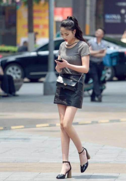 身材一级棒的牛仔裤小姐姐勾勒完美轮廓曲线，俨然一件艺术品！