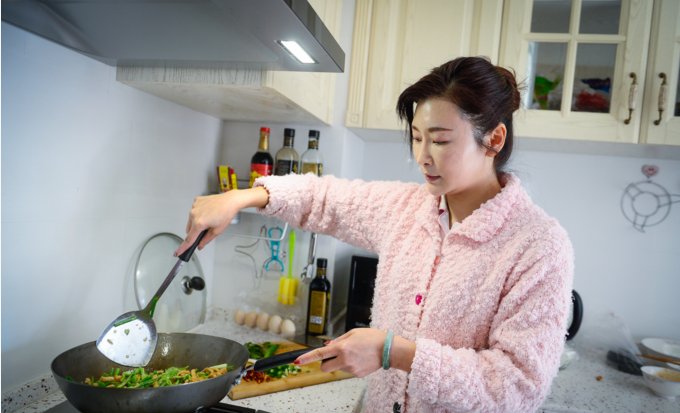 镜头下:云南50岁大妈冻龄不老，与女儿同出门似姐妹