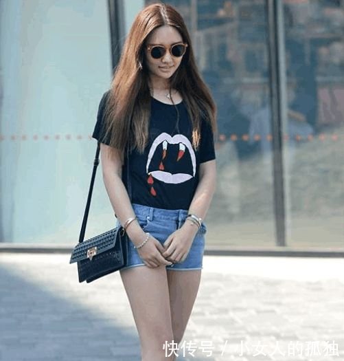 路人街拍前卫时尚的小姐姐，呈现出女神的甜美感！