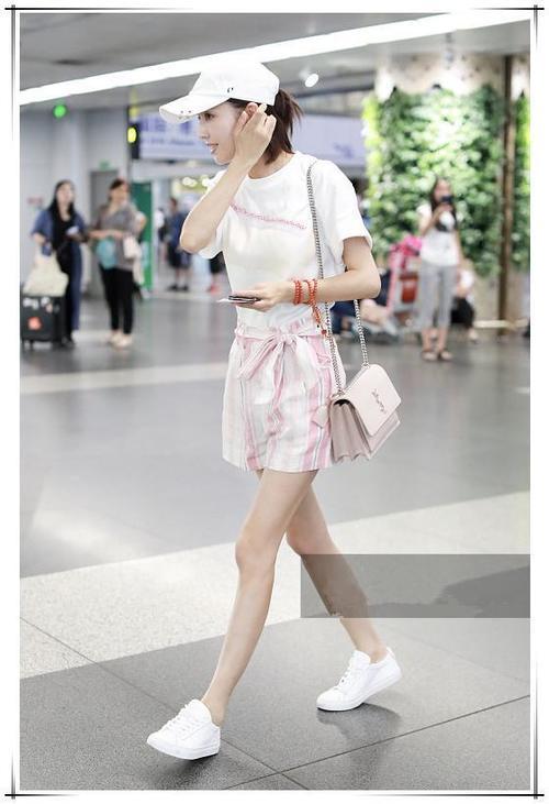 佟丽娅又把睡裤当短裤穿！可这次却意外嫩出新高度，网友：美炸了