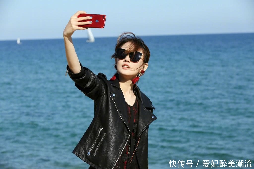 徐璐穿超短裤去机场，暴露了一双惊艳长腿，当看到她的脸我呆了！