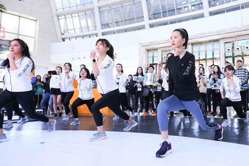 谭维维携手 361 度在成都做了场 HIIT 训练，她对美的定义自有看法