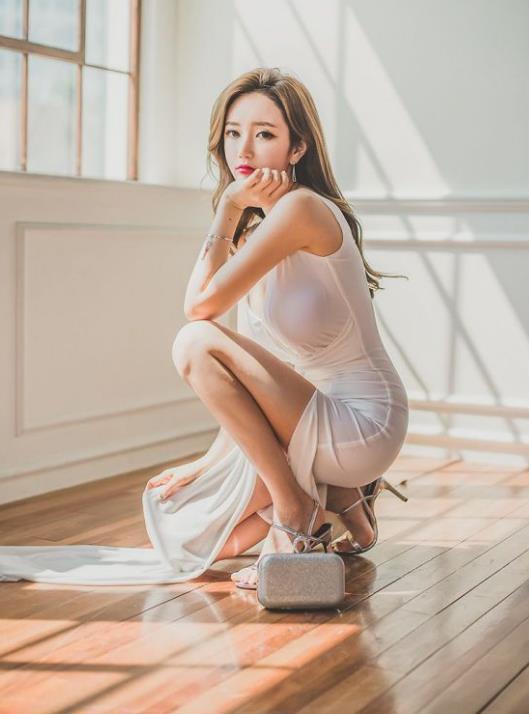  气质|李妍静，一条白色的连衣开叉裙气质美
