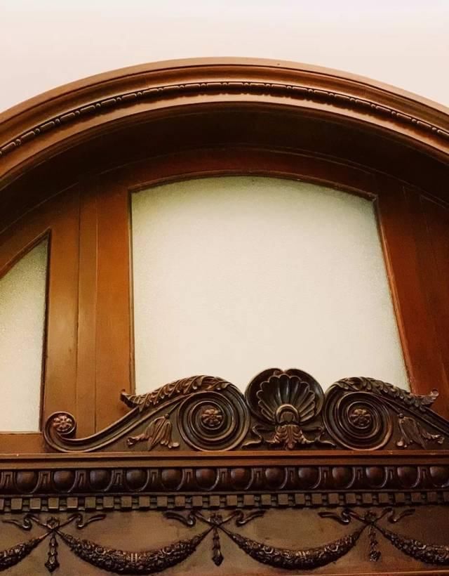 星巴克爆改百年老建筑，将闲置“废楼”改出王炸！网友：别卖咖啡