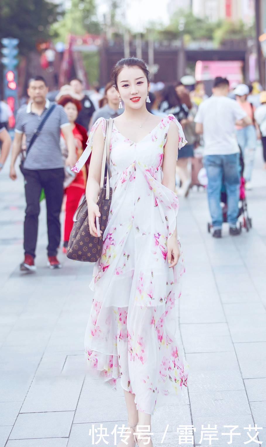 搭配一双|盛夏穿白色连衣裙出街,防晒还能穿出“仙女”气质,一举两得