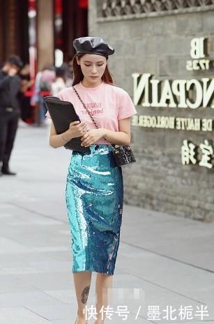 『 看着都』小姐姐肌肤白皙,搭配黑色百褶超短裙,靓丽性感,路人街拍