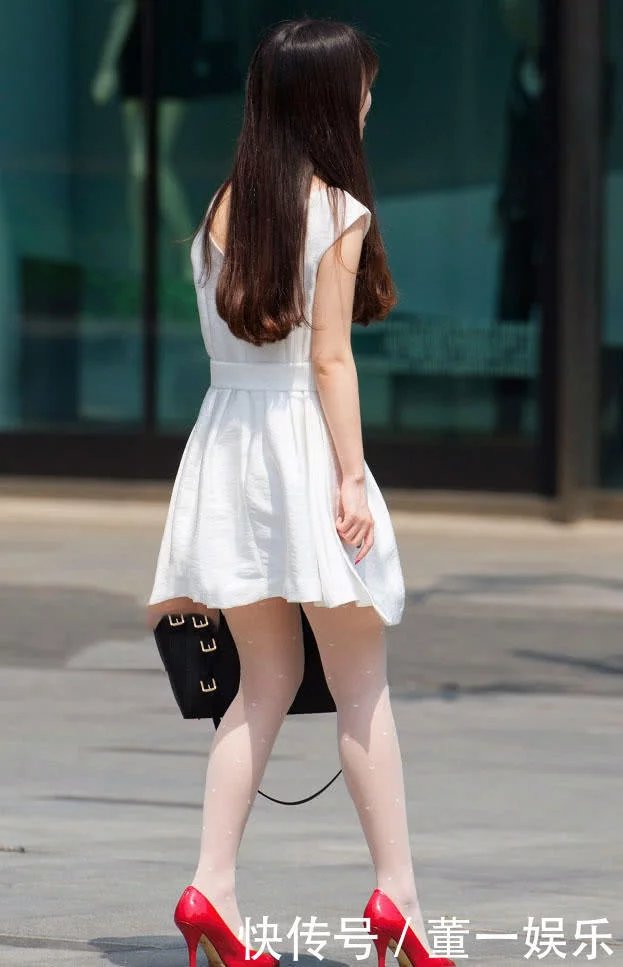 长发小姐姐穿白色连衣裙优雅甜美，十分吸睛迷人