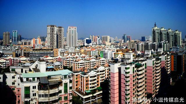 深圳最大的区，比龙岗还大，接近6个盐田，相当于5个福田