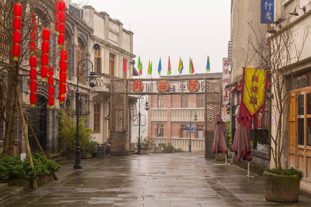 与横店起家经历相似，为冯小刚而建，门票比横店便宜二十四倍