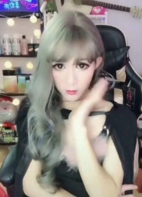 最近这个抖音萝莉直播卸妆火了,看到图四,瞬间