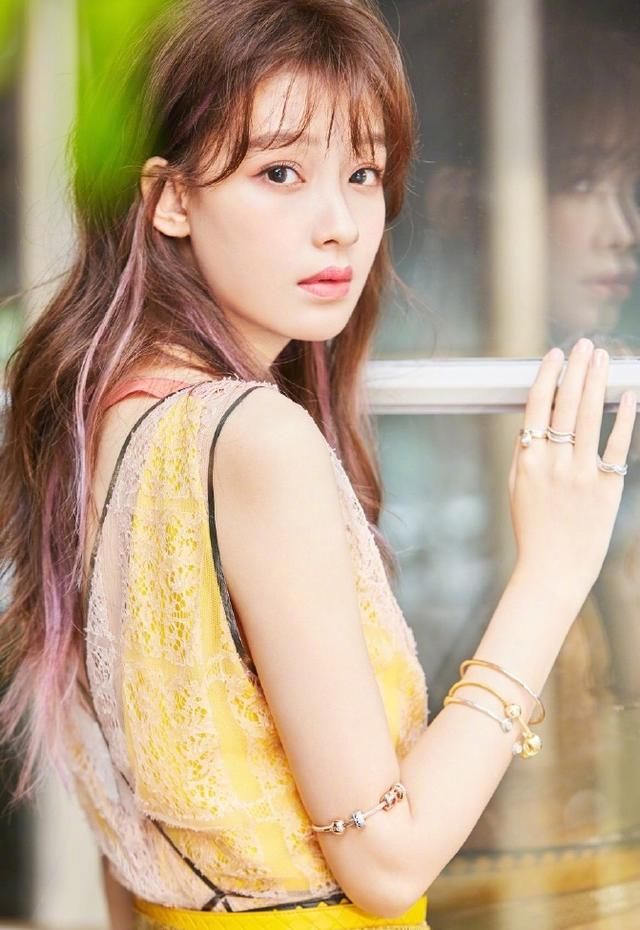 只有25岁，却比杨幂脖子前伸还严重，最近换了身衣服，终于美了