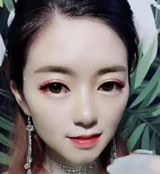网红为证明自己是美女，现场用水冲脸部，粉丝脸色大变：快停手