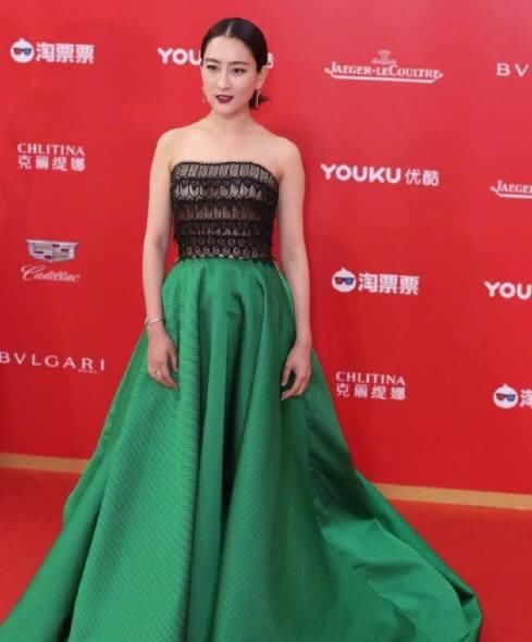 马伊琍胆子真大！穿过季礼服走红毯，竟然比杜鹃陶虹还美！