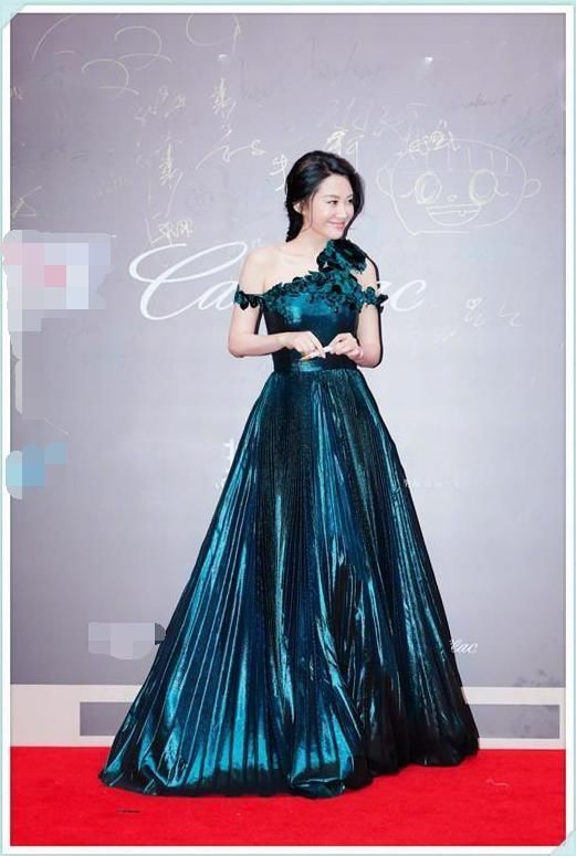 许晴太大胆了吧！竟把靴子当裤子穿，网友：羞的彭于晏都没眼看了