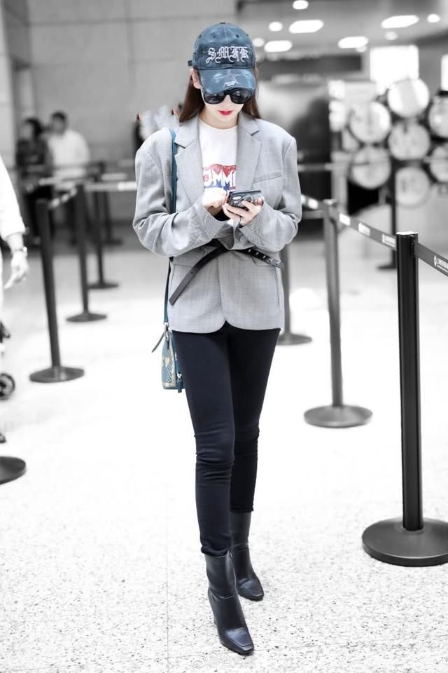 戚薇穿连体工服现身，却被吐槽“没有腰”网友：一般人穿不来！