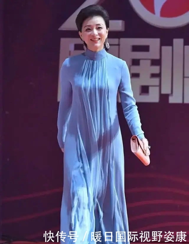  『女人』杨澜好洋气！穿拖地长裙“国风”十足，哪像51岁的女人