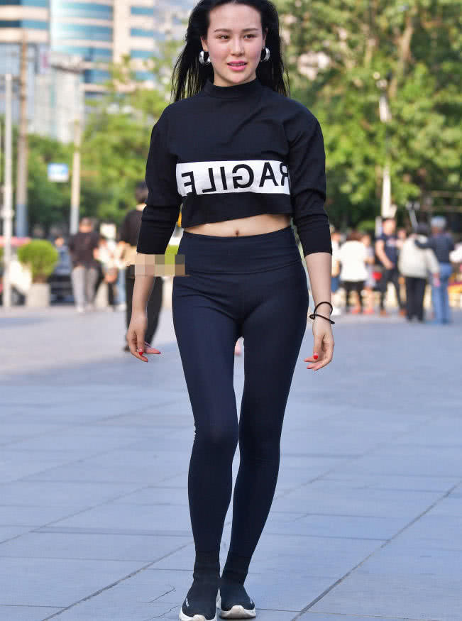 气质女神紧身运动裤尽显饱满曲线，广场里跳舞秀柔美身姿