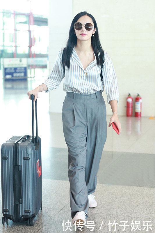 姚晨现身机场，穿条纹衫搭大粗裤子，网友：颜值高才敢这样穿！