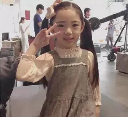 小女孩因从小天天化妆，从8岁开始就没有长高过，12岁骨骼却16岁