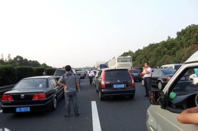 节假日走高速，遇“尿急”怎么解决老司机用这招方便又好使