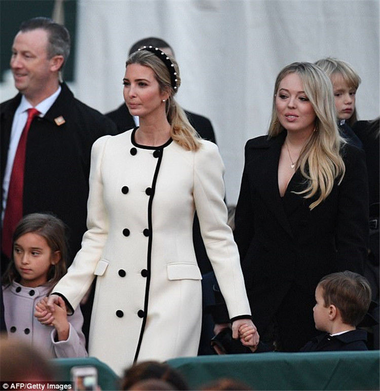 伊万卡带三个孩儿出席活动，尽显母性柔情