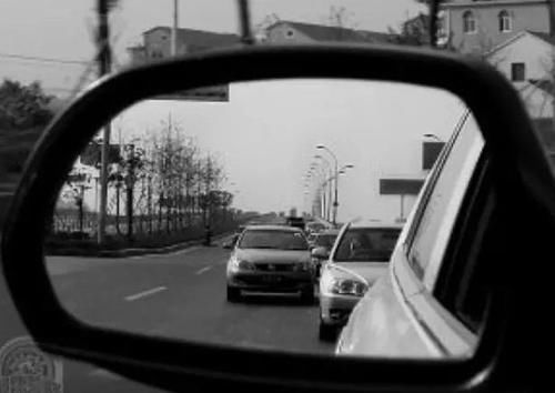  「交警」超车时，应该是按喇叭还是闪烁灯光？交警：你的驾照怎