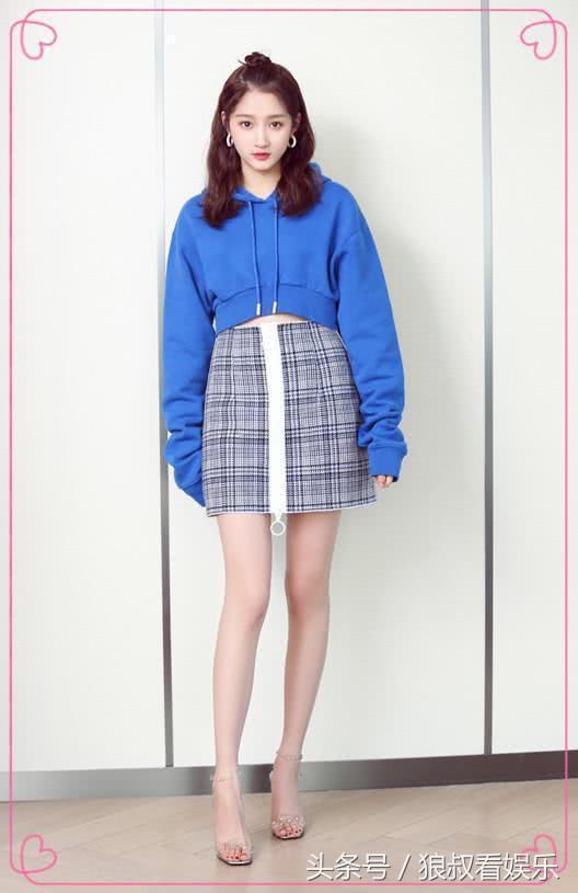 关晓彤太小心了，内搭竟比抹胸裙高这么多，网友:鹿晗管的是真严