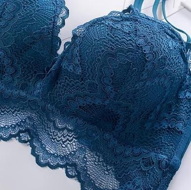 穿“惊艳”文胸的女人，一动一婀娜尽是迷人的风情