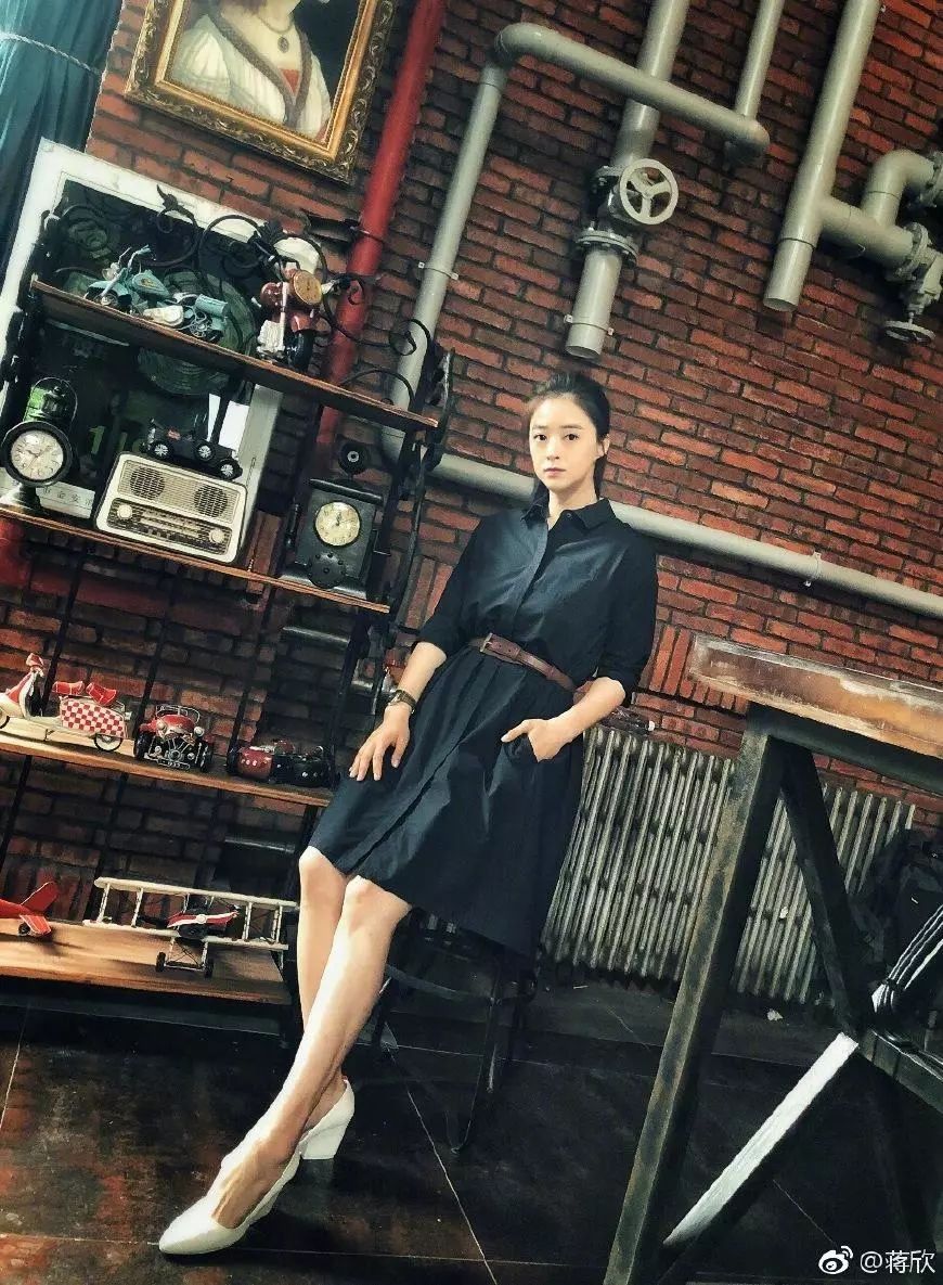 蒋欣瘦出新高度!穿短裤腿细长直，可看到她上半身时，网友沉默了