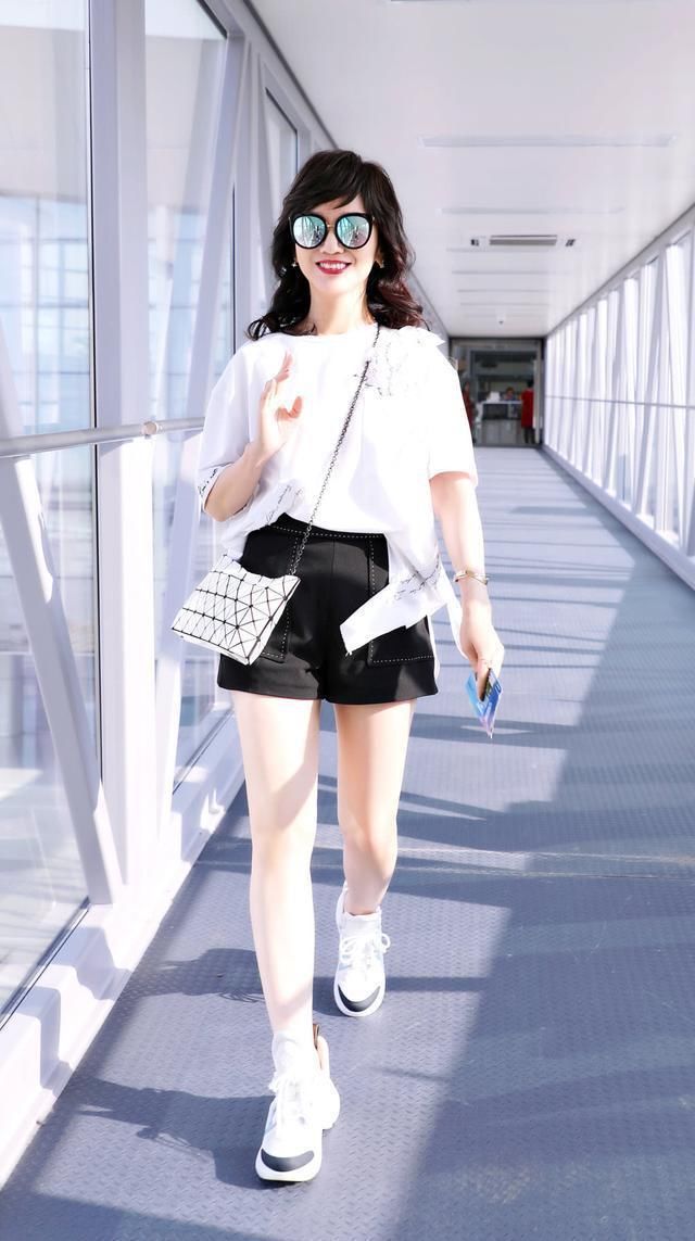 看了56岁张凯丽穿短裤，再看63岁赵雅芝，终于见识了真正的少女感